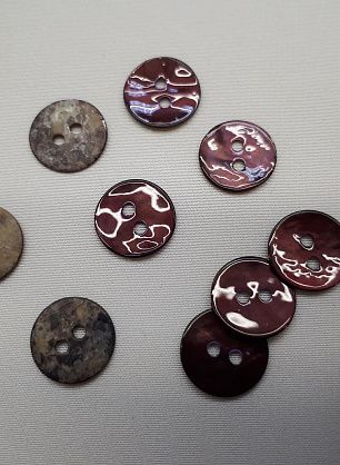 Пуговица ракушка 2 прокола d-11-12мм бордовая, белая - в интернет-магазине тканей Тессутидея арт. F-3985