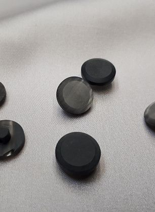 Пуговица пластик на ножке d-12мм серая - в интернет-магазине тканей Тессутидея арт. F-3842