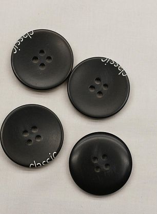 Пуговица пластик 4 прокола d-28мм черная с надписью - в интернет-магазине тканей Тессутидея арт. F-6662