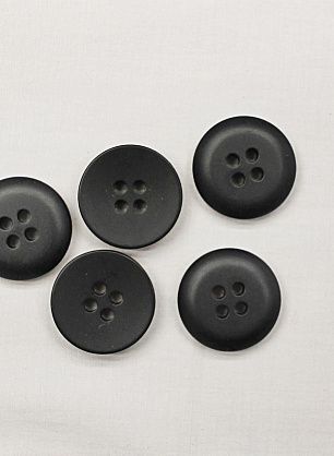 Пуговица пластик 4 прокола d-18мм черная матовая - в интернет-магазине тканей Тессутидея арт. F-6809