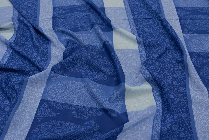 Крепдешин (н) растительный рисунок на  сине-голубой геометрии Ratti - итальянские ткани Тессутидея арт. 10-2234