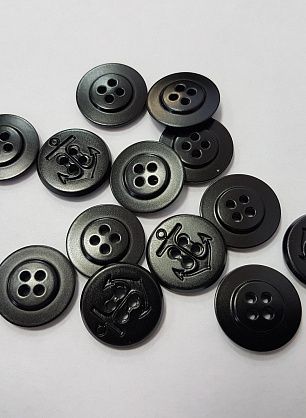 Пуговица пластик 4 прокола d-20мм черная с якорем - в интернет-магазине тканей Тессутидея арт. F-5013