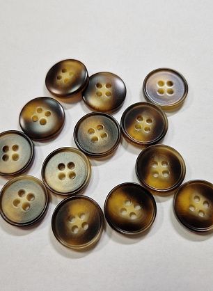 Пуговица костюмная пластик 4 прокола d-18мм бежево-коричневая - в интернет-магазине тканей Тессутидея арт. F-5928