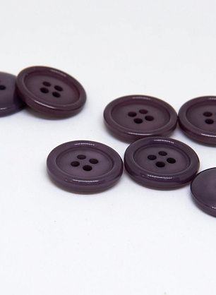Пуговица пластик 4 прокола d-18мм фиолетовая - в интернет-магазине тканей Тессутидея арт. F-4662