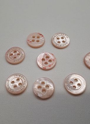 Пуговица ракушка 4 прокола d-11мм розовая именная - в интернет-магазине тканей Тессутидея арт. F-3973