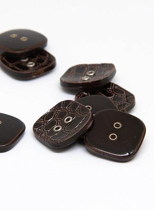 Пуговица пластик 2 прокола мягкий квадрат d-20мм коричневая под кожу - в интернет-магазине тканей Тессутидея арт. F-4625