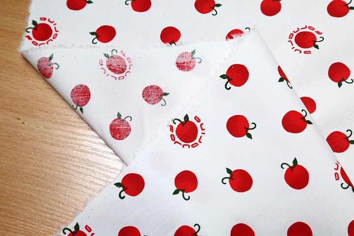 Плательная стрейч (н) яблоки на айвори - итальянские ткани Тессутидея арт. 01-3646