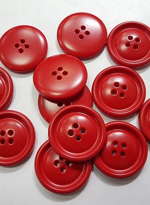Пуговица пластик 4 прокола d-27мм красная - в интернет-магазине тканей Тессутидея арт. F-5201
