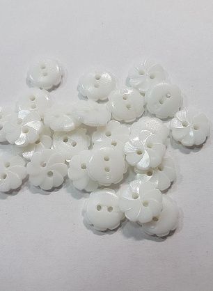 Пуговица пластик 2 прокола d-13мм белая ромашка - в интернет-магазине тканей Тессутидея арт. F-5282