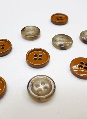 Пуговица пластик 4 прокола d-14мм бежево-коричневая, коричневая MaxMara - в интернет-магазине тканей Тессутидея арт. F-4167