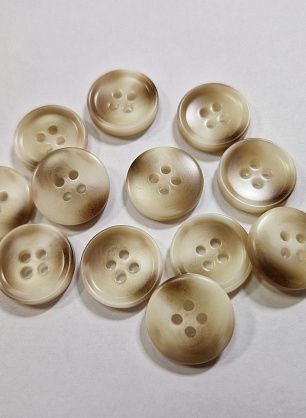 Пуговица костюмная пластик 4 прокола d-18мм молочная с коричневыми вкраплениями  - в интернет-магазине тканей Тессутидея арт. F-5900