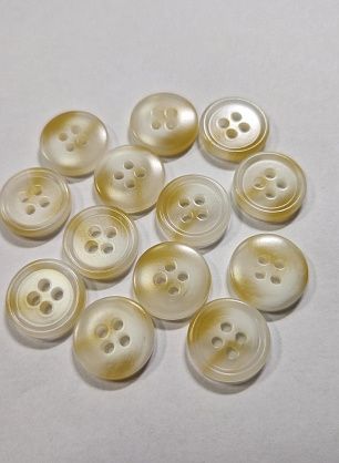 Пуговица костюмная пластик 4 прокола d-15мм бело-бежевая - в интернет-магазине тканей Тессутидея арт. F-5941