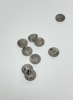 Пуговица пластик под рог 4 прокола d-11мм серая - в интернет-магазине тканей Тессутидея арт. F-7131