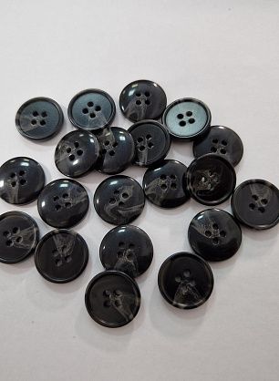 Пуговица костюмная пластик 4 прокола d-18мм черная с прожилками - в интернет-магазине тканей Тессутидея арт. F-5822