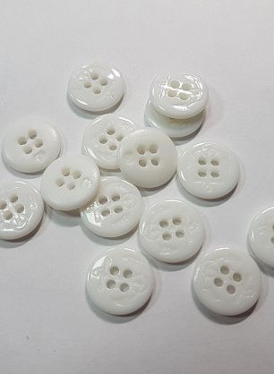 Пуговица пластик 4 прокола d-15мм белая с якорем - в интернет-магазине тканей Тессутидея арт. F-5459