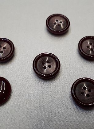 Пуговица пластик 4 прокола d-16мм бордовая - в интернет-магазине тканей Тессутидея арт. F-3855