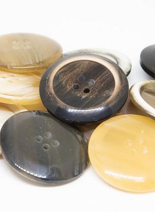 Пуговица пластик 4 прокола d-33мм бежево-молочная, серо-молочная, коричнево-бежевая - итальянские ткани Тессутидея F-4744