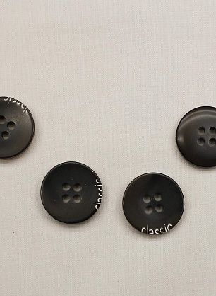 Пуговица пластик 4 прокола d-18мм черная с надписью - в интернет-магазине тканей Тессутидея арт. F-6665