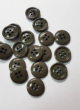 Пуговица пластик 4 прокола d-14мм хаки - в интернет-магазине тканей Тессутидея арт. F-5554