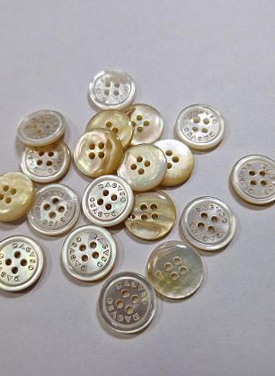 Пуговица костюмная ракушка 4 прокола d-15мм молочная - в интернет-магазине тканей Тессутидея арт. F-5987