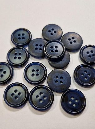Пуговица костюмная пластик 4 прокола d-18мм темно-синяя - в интернет-магазине тканей Тессутидея арт. F-5944