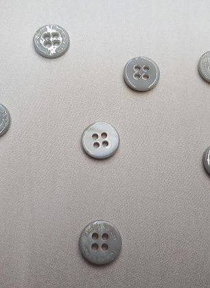 Пуговица ракушка 4 прокола d-11мм светло-серая именная - в интернет-магазине тканей Тессутидея арт. F-3948