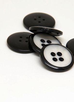 Пуговица пластик 4 прокола d-25мм черно-белая - в интернет-магазине тканей Тессутидея арт. F-4622